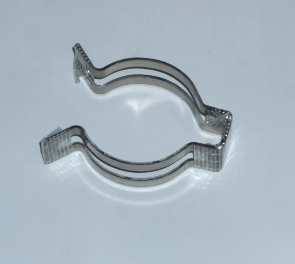 Metallene Halterung von Daikin, in der Form eines gebogenen Rings, zur Befestigung von Komponenten, mit strukturierten Enden für sicheren Halt.